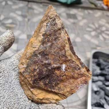 BATU GOLDEN BRONZITE MADAGASCAR ROUGH GRADE AAAAAA