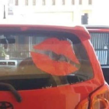 Stiker Kaca Mobil KISS Ukuran Besar Cium Bibir Merah Cutting Sticker