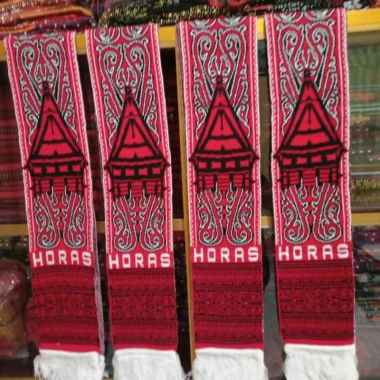 syal etnis Batak motif gorga Batak gambar rumah adat tulisan "Horas"