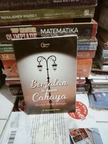 BUKU BERJALAN DI BAWAH CAHAYA MENUJU HIDUP BAHAGIA