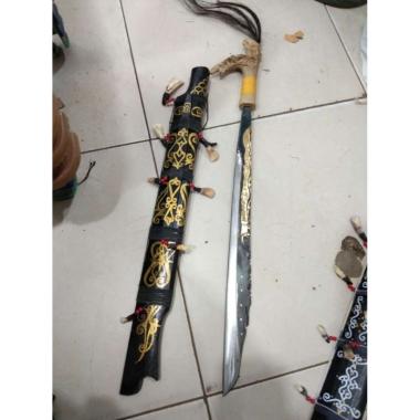 Mandau Kalimantan Ethnik Hiasan Gigi Sapi