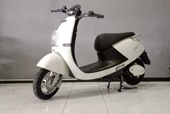 Sepeda Motor Listrik EcGo5 Putih