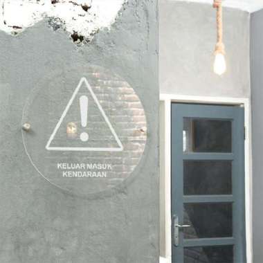 Papan Tanda Keluar Masuk Kendaraan - Akrilik Bening L 30 Cm Putih