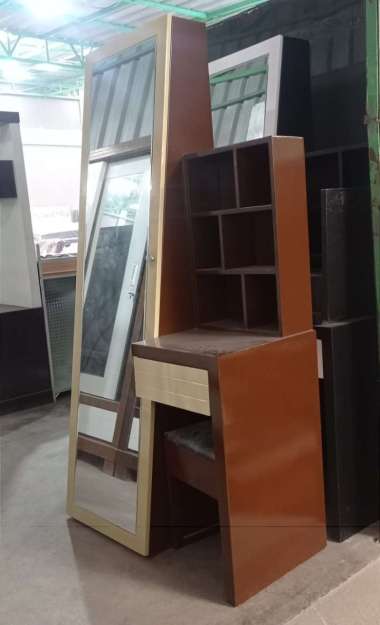 Meja rias gaun hijab kaca panjang putih