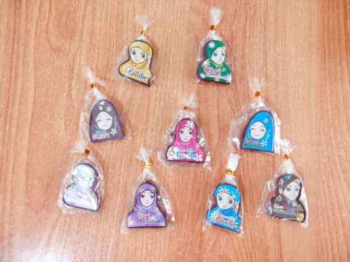 Souvenir Pernikahan BROS PIN JILBAB bahan plastik