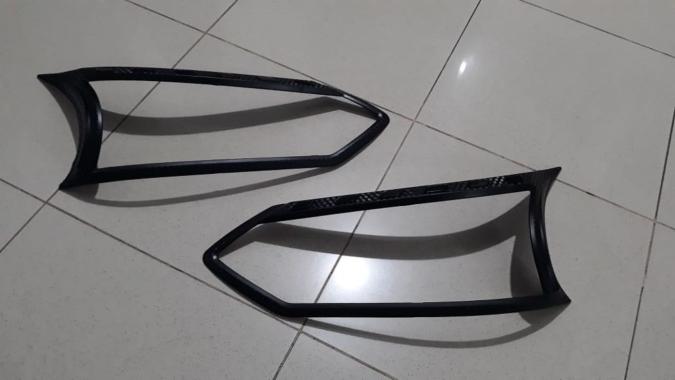 Lembaran Variasi Garnish Lampu Depan Mobil for Grand All New Avanza Hitam Carbon