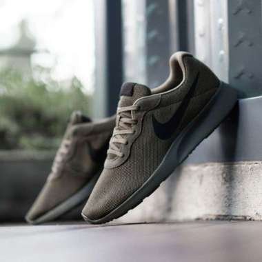nike tanjun taupe