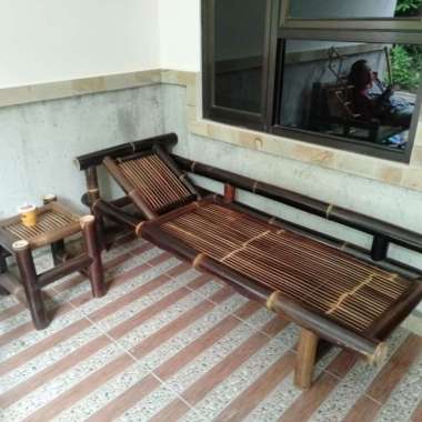 kursi malas dan meja bahan bambu