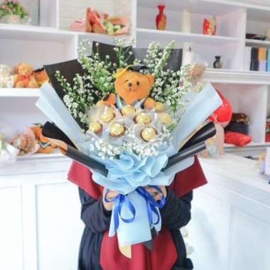 Buket bunga coklat ferero dan boneka wisuda