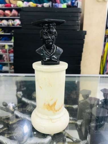 Patung Wisuda Kaki Marmer
