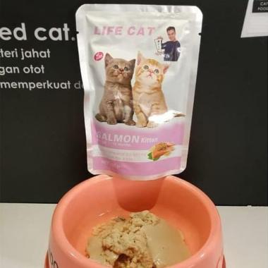 LIFE CAT Kitten Salmon Makanan Kucing Sachet Basah [85 g]