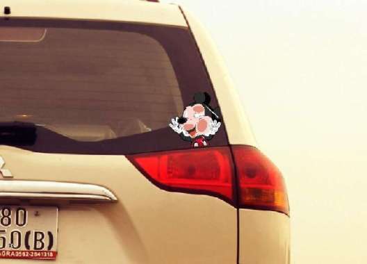 Sticker Mickey Mouse Hit the Glass Stiker Tabrak Mobil Laptop Motor