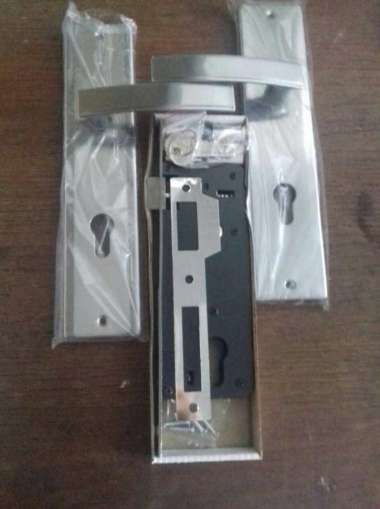 handel pintu besi kotak