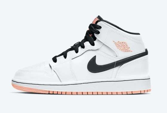 23 Sneakers Air Jordan 1 dengan Harga \