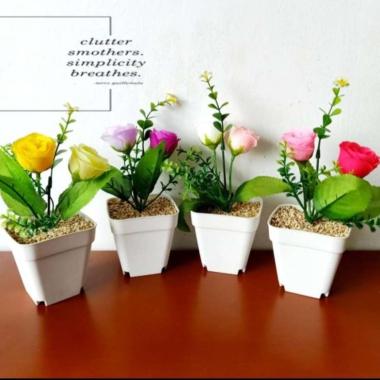 Bunga Mawar Plastik Dekorasi rumah - Pajangan Bunga + Pot