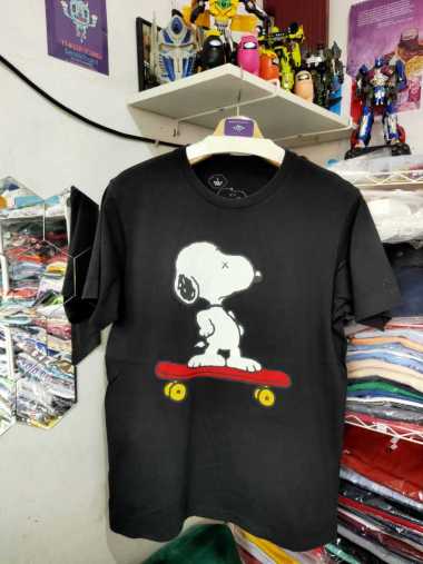 uniqlo_kaos_uniqlo_x_kaws_peanuts_hitam 