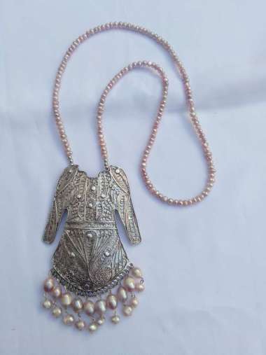 Kalung Hijab Wanita Liontin Baju Kebaya Mutiara Asli Air TAwar Lombok