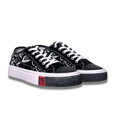 black skateboard shoes