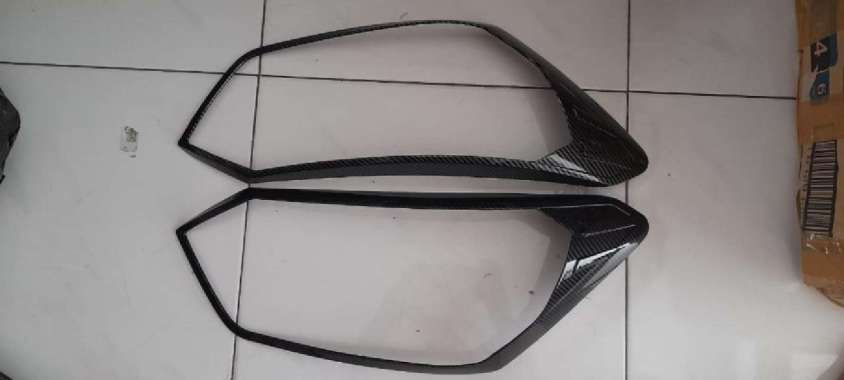 Garnish Headlamp / List Lampu Depan Carbon Toyota AGYA 2017