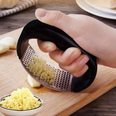 Alat Penggerus Bawang Putih Stainless Gagang Hitam – Peras Bawang
