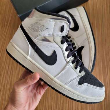 Air Jordan 1 Mid Alternate Think 16 White Silver || kawhi smoke grey shadow light smoke grey