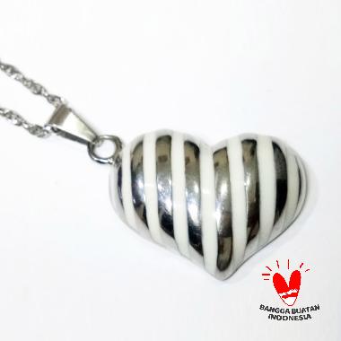 Vee Liontin Titanium Batu Giok Putih Love Bergaris- Terapi Kesehatan PUTIH