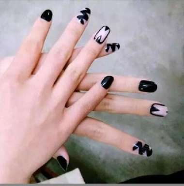 kuku palsu dengan warna hitam putih model marmer