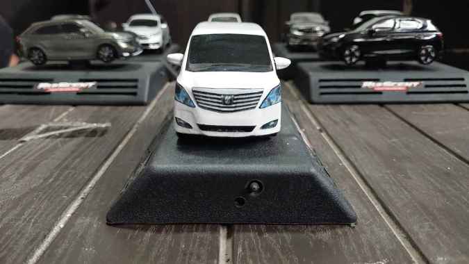 Parfum Mobil Miniatur Alphard Melon Silver