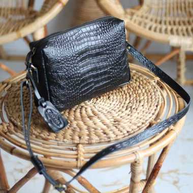 TAS SLEMPANG WANITA KULIT SAPI ASLI MOTIF BUAYA MODEL CLOE - FREE GRAVIR NAMA DI GANTUNGAN TAS CROCO
