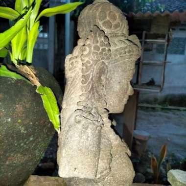 PATUNG KEPALA DEWI SRI KUNO