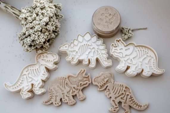dinosaur skeleten playdough mainan montessori