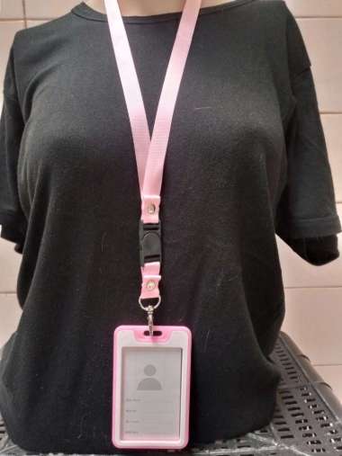 ID Card Holder Plastik Keras Vertikal 2 Sisi 1 Slot Kartu dengan Tali 1.5 cm Merah