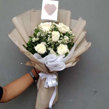 Buket bunga mawar putih fresh Hadiah Wisuda