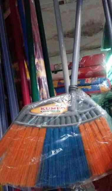Sapu Ijuk/Sapu Lantai Merek Kumbo Gagang Kayu
