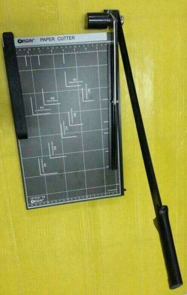 paper cutter /alat pemotong kertas origin f4 / folio Multicolor