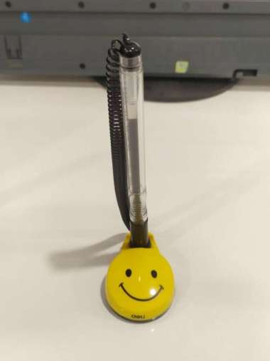 Pulpen Meja / Stand Pen Deli 6793 6795 Smile Emoji 0.5 mm Kuning