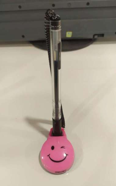 Pulpen Meja / Stand Pen Deli 6793 6795 Smile Emoji 0.5 mm Pink
