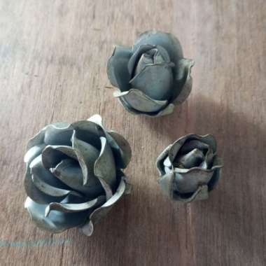 Ornamen pagar Teralis besi plat bunga Mawar Mekar dan Kuncup Multicolor