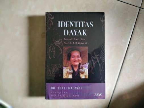 IDENTITAS DAYAK Komodifikasi dan Politik Kebudayaan