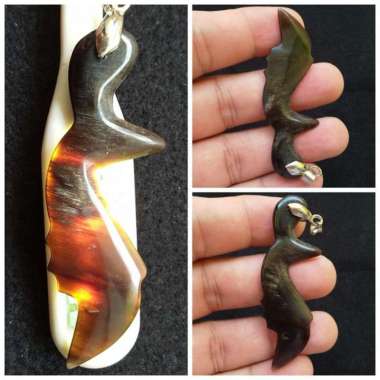 Liontin Batu Kecubung Api / Fossilized Wood Jesper Chalcedony Kujang