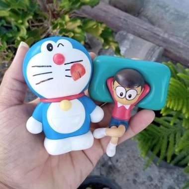 Paket 2 Mainan / Pajangan Figure Anime Doraemon Nobita Toys Bekas