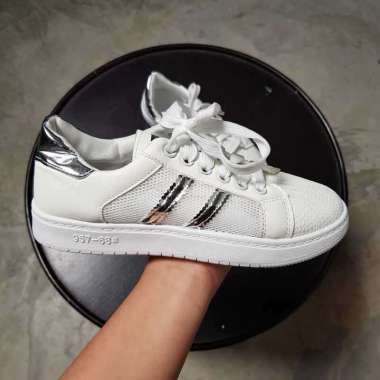 Carvela lustre store