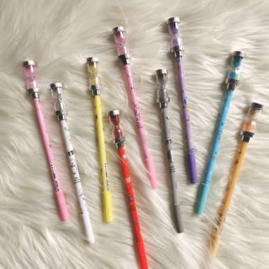 PULPEN GEL / GEL PEN GANTUNGAN SKATEBOARD / FIDGET SPINNER / JAM PASIR MOTIF BT21 ISI 12 PCS. UNIK D