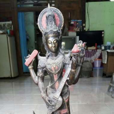 PATUNG PERUNGGU DEWI SARASWATI