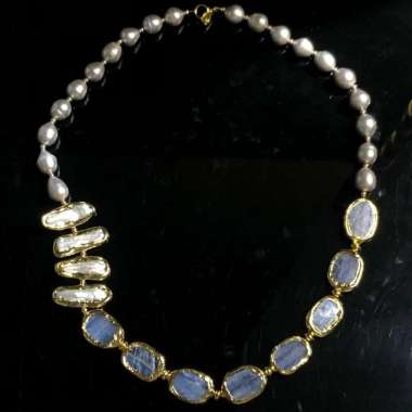 Kalung Tema KOKERI Berbahan Batu Kyanite Biru dan Mutiara Baroq Asli