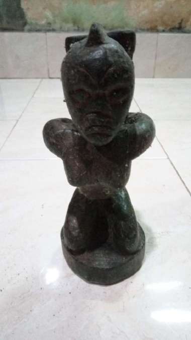 PATUNG ASMAT DUDUK TERIKAT