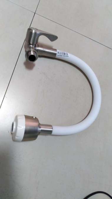 Kran Dapur Tembok Flexible Putih