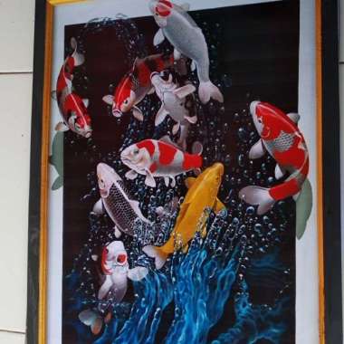 lukisan cetak ikan koi 3D plus bingkai ukuran 65×45