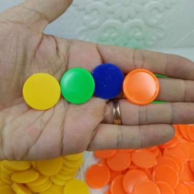 mainan plastik koin warna