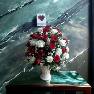Bunga vas bunga mawar asli